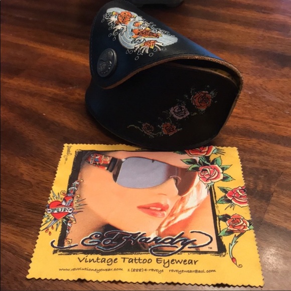 Ed Hardy eye glass case & towel unisex. - Picture 7 of 7